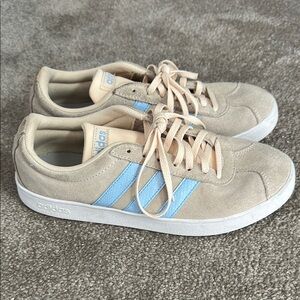 Adidas sz 9 women’s beige, off white suede leather sneakers & baby blue stripes